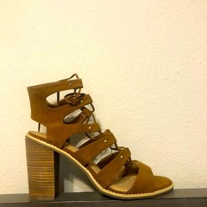 Trendy block heel-sandal great for any occasion. Approx 3 inch heel, brown